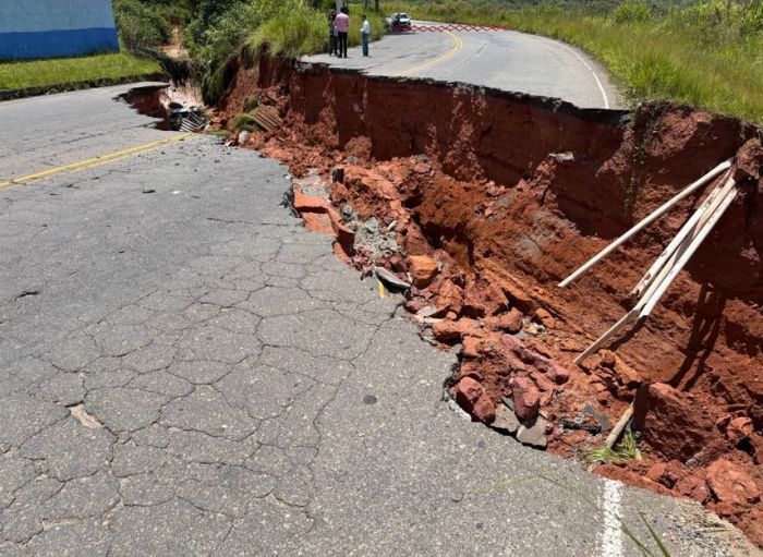 Vídeo após forte chuva, cratera engole pista e bloqueia acesso em Juiz de Fora, no interior de MG