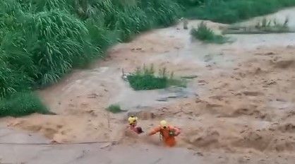 Tempestade: adolescente fica com o pé preso em rio e quase se afoga em MG; veja vídeo