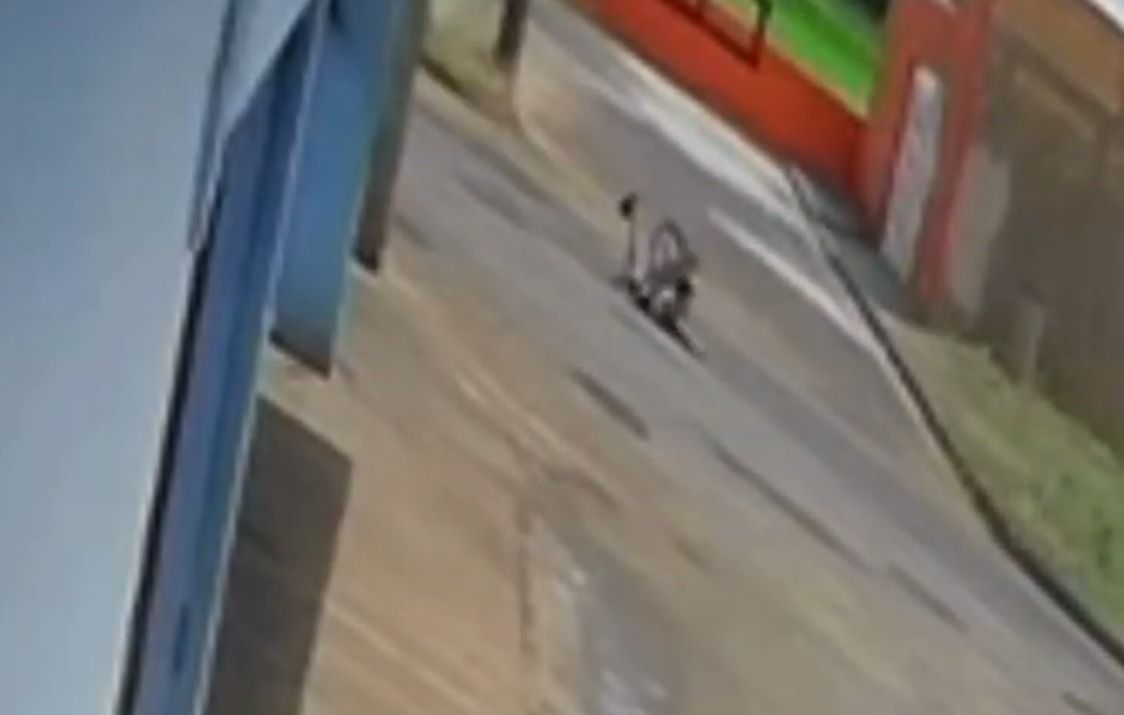 Vídeo: criança de 9 anos cai de bicicleta e fica com a roda presa no crânio em MG