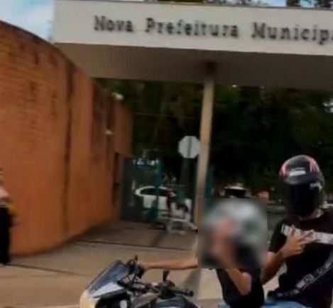 Criança de sete anos dirigindo moto em Montes Claros, no Norte de Minas Gerais.