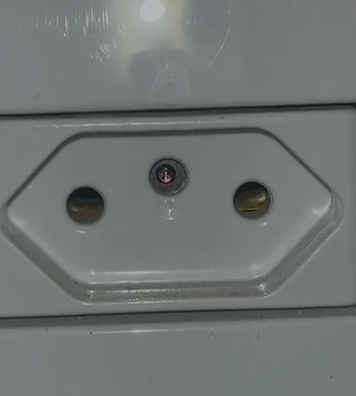 Câmera foi encontrada dentro de banheiro da empresa em Içara por funcionária.