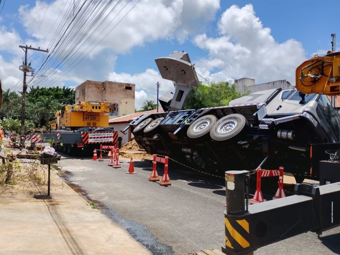 Guindaste tomba sobre cinco casas durante instalação de piscina em Uberlândia Guindaste tomba sobre cinco casas durante instalação de piscina em Uberlândia