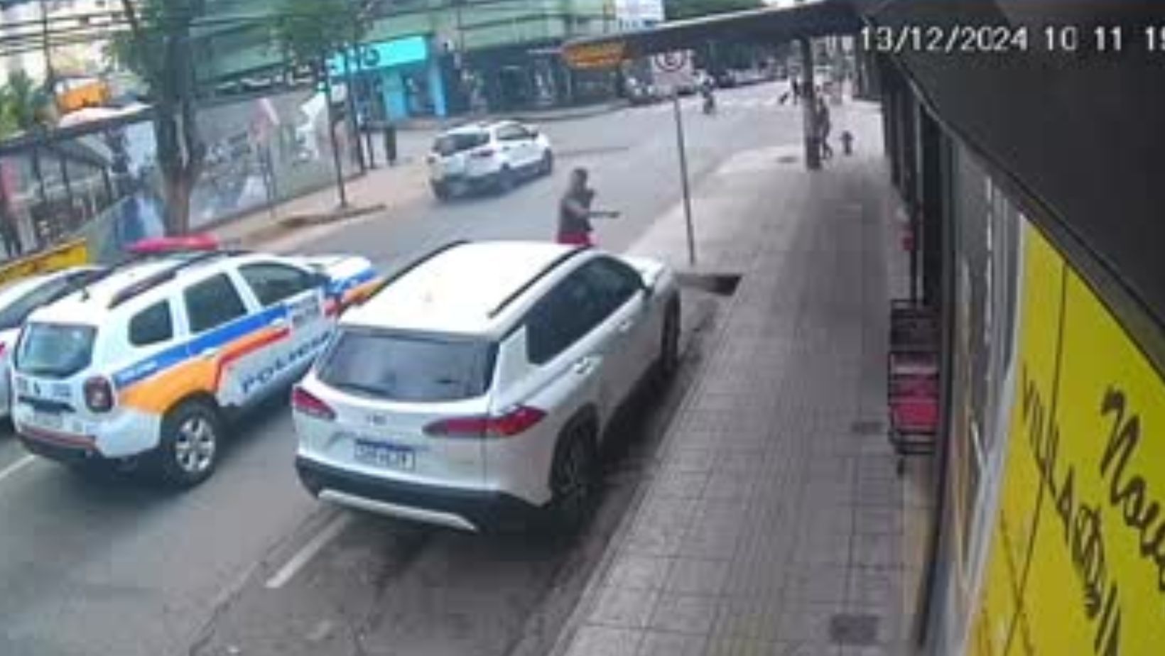 Vídeo: homem joga garrafa em viatura da PM e pede para ser preso em Divinópolis