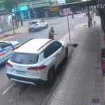Vídeo: homem joga garrafa em viatura da PM e pede para ser preso em Divinópolis