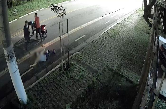 Ela teve o dedo mordido por um dos dois criminosos que tentavam arrancar a aliança dela. Ela teve o dedo mordido por um dos dois criminosos que tentavam arrancar a aliança dela.