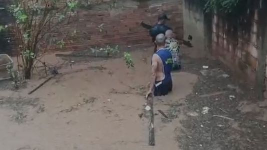 Vídeo mostra jovem com água acima do joelho pouco antes de cair em galeria e desaparecer em Sabará, na Grande BH