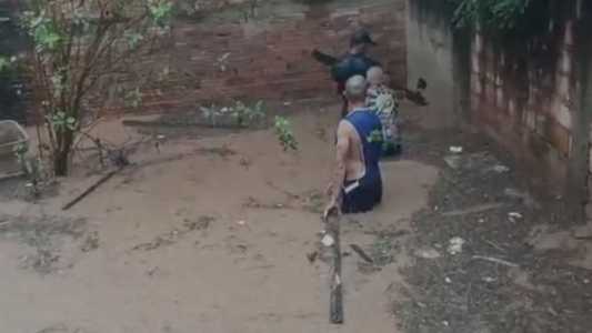 Vídeo mostra jovem com água acima do joelho pouco antes de cair em galeria e desaparecer em Sabará, na Grande BH