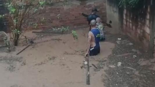 Vídeo mostra jovem com água acima do joelho pouco antes de cair em galeria e desaparecer em Sabará, na Grande BH