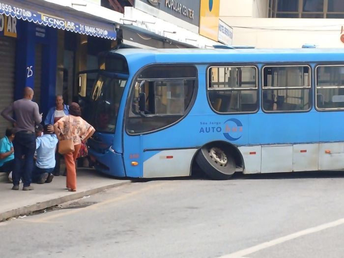 Vídeo ônibus invade padaria e prensa homem contra parede no interior de MG