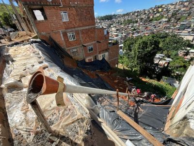 Talude na Vila Alpina desaba após tragedia e, os próprios moradores, tentam solucionar problema; Defesa Civil ainda não prestou assistência ao local