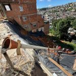 Moradores da Vila Alpina, em Juiz de Fora, colocam a mão na massa para reconstrução de ruas