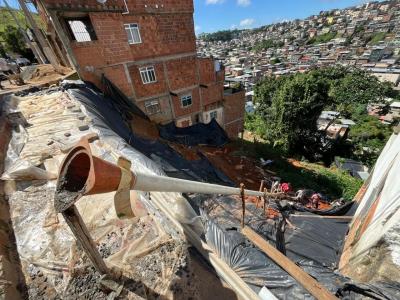 Talude na Vila Alpina desaba após tragedia e, os próprios moradores, tentam solucionar problema; Defesa Civil ainda não prestou assistência ao local