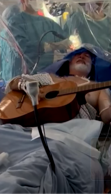 Especialista explica como foi possível músico tocar violão durante cirurgia no cérebro