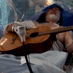 Especialista explica como foi possível músico tocar violão durante cirurgia no cérebro