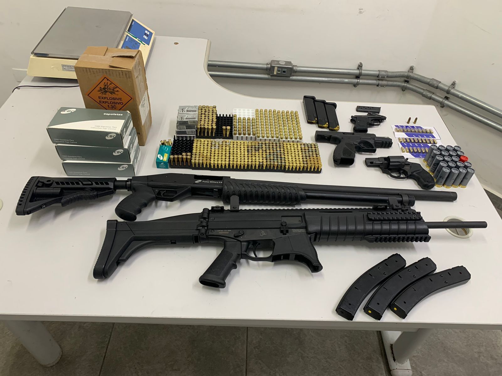 PM encontra 'mini-arsenal' com mil munições durante ocorrência de violência domestica