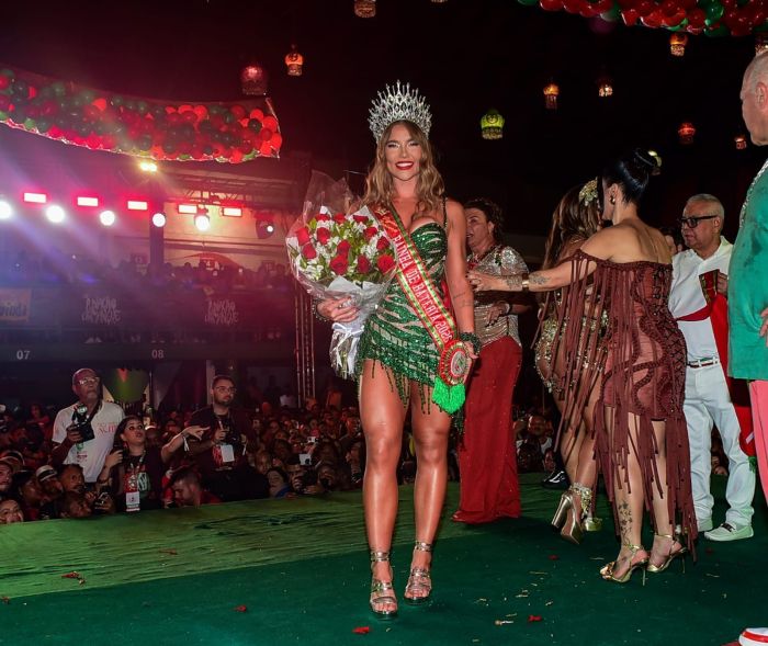 Paolla Oliveira passa faixa de rainha de bateria para Virginia em noite de coroação na Grande Rio