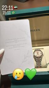 Virginia exibiu o presente e o cartão em seu Instagram