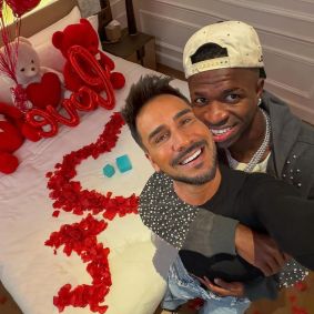 Famosos reproduzem foto de Vini Jr. e Virginia