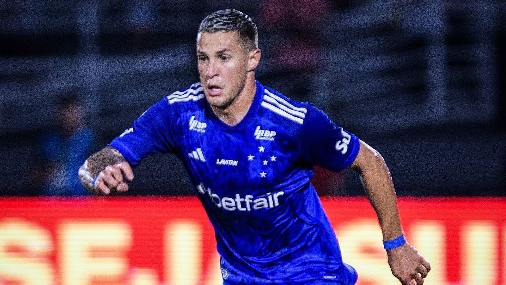 Cruzeiro encaminha venda de Mateus Vital a clube de Larcamón