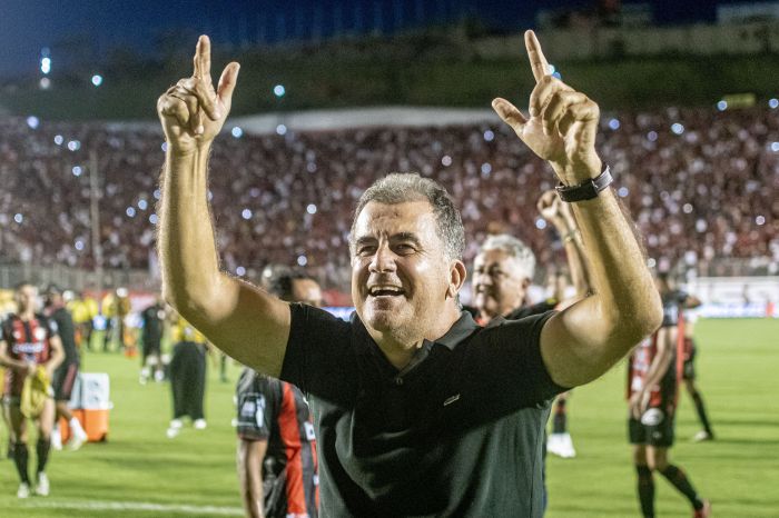 Fábio Mota, presidente do Vitória, celebra primeira vitória na final do Campeonato Baiano