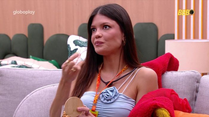 Vitória Strada escute brothers falando mal dela