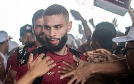 Torcida do Vitória faz a festa no Aeroporto de Salvador (BA)