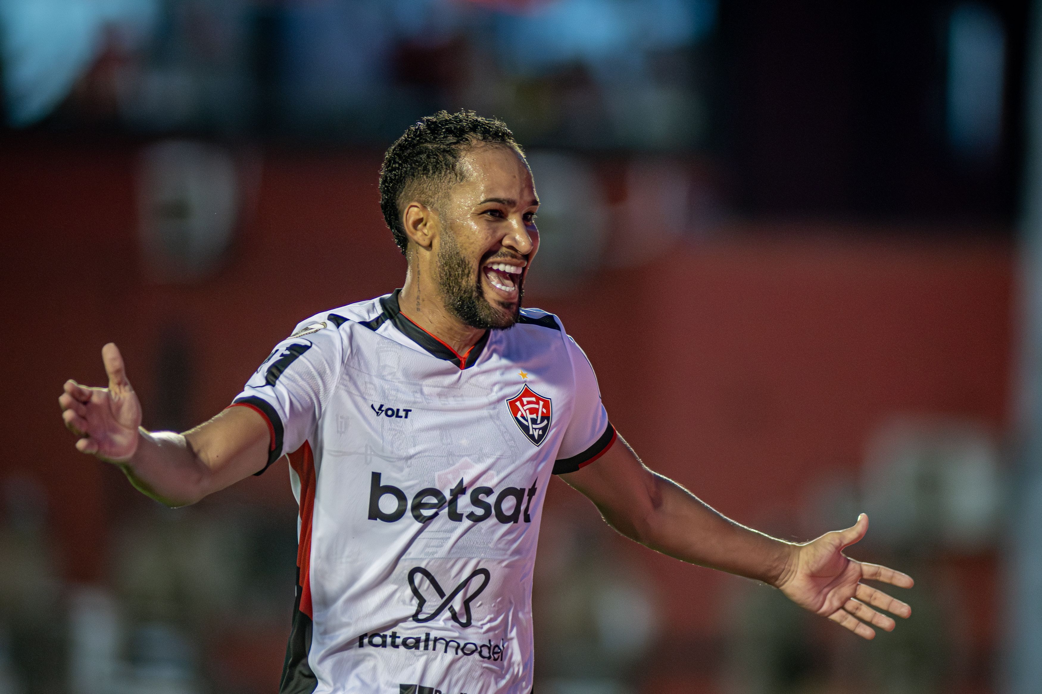 Efetivo nos confrontos diretos, Vitória ganha força contra o rebaixamento