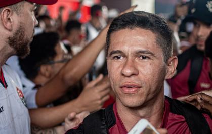 Torcida do Vitória faz a festa no Aeroporto de Salvador (BA)