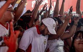 Torcida do Vitória faz a festa no Aeroporto de Salvador (BA)
