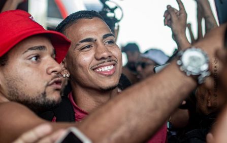 Torcida do Vitória faz a festa no Aeroporto de Salvador (BA)