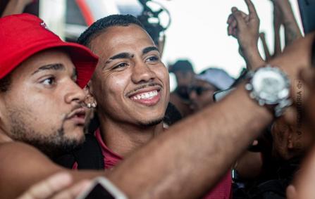 Torcida do Vitória faz a festa no Aeroporto de Salvador (BA)