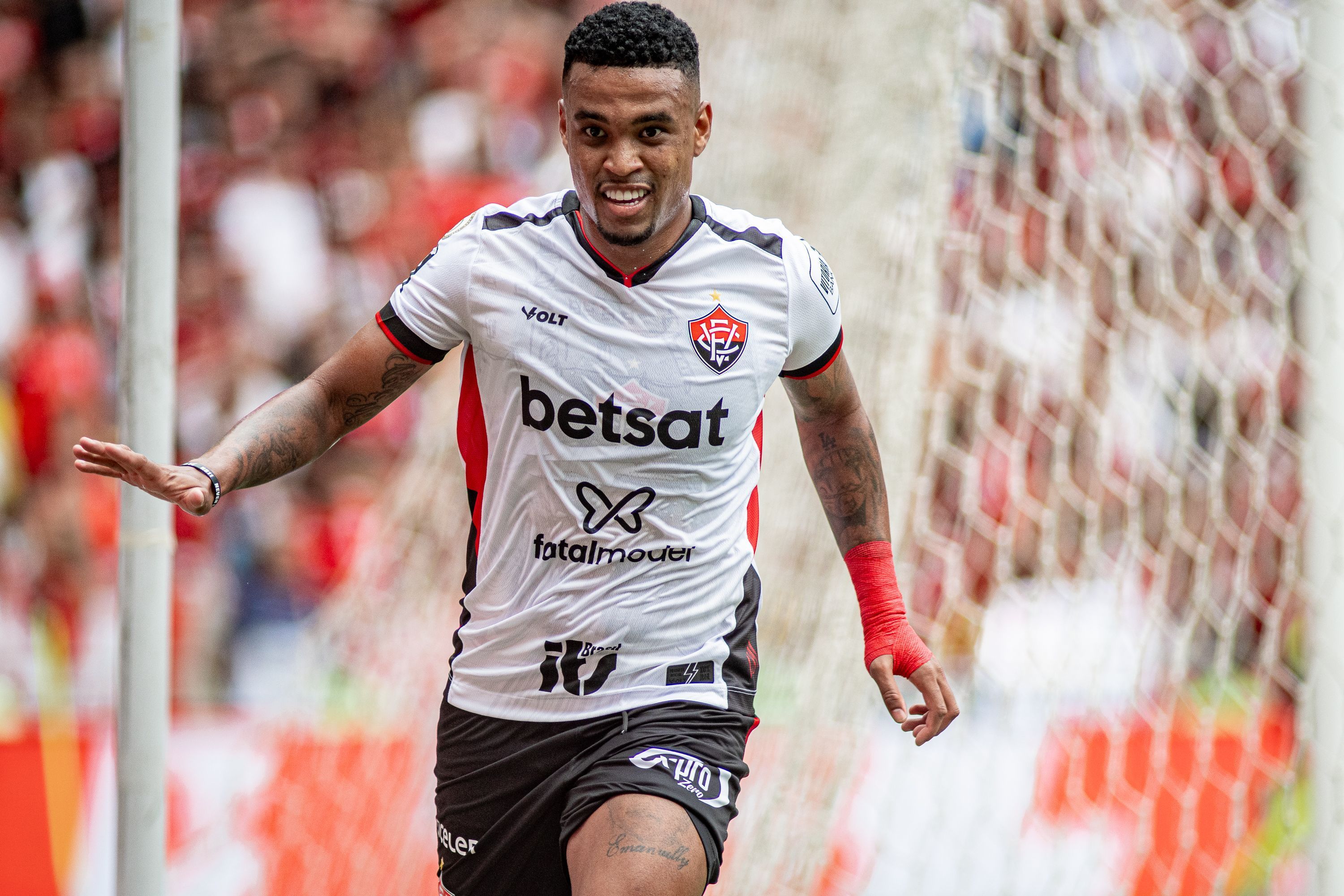 Alerrandro fica no Vitória? Presidente abre o jogo sobre negociação