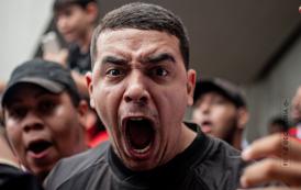 Torcida do Vitória faz a festa no Aeroporto de Salvador (BA)