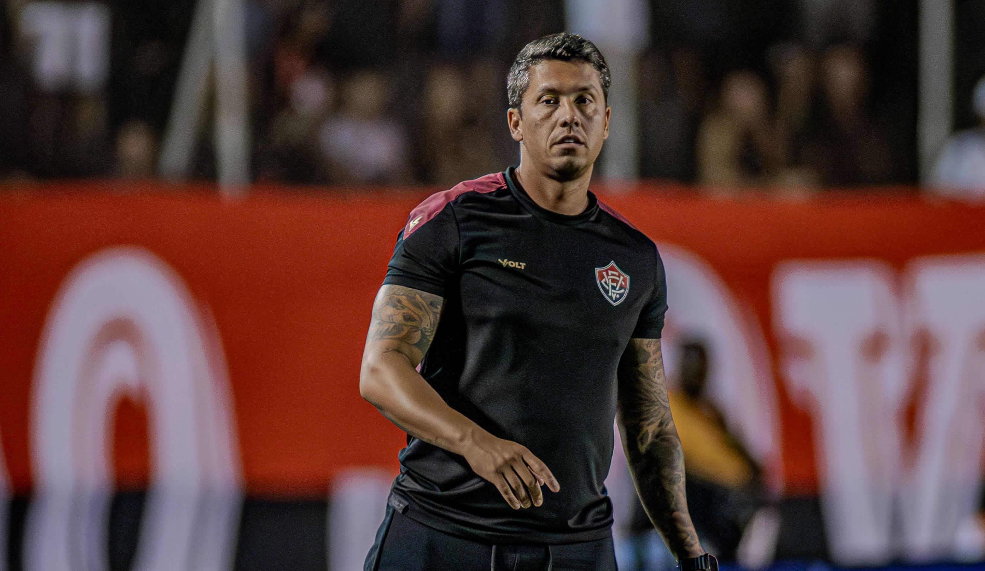 Vitória anuncia renovação de contrato com o técnico Thiago Carpini