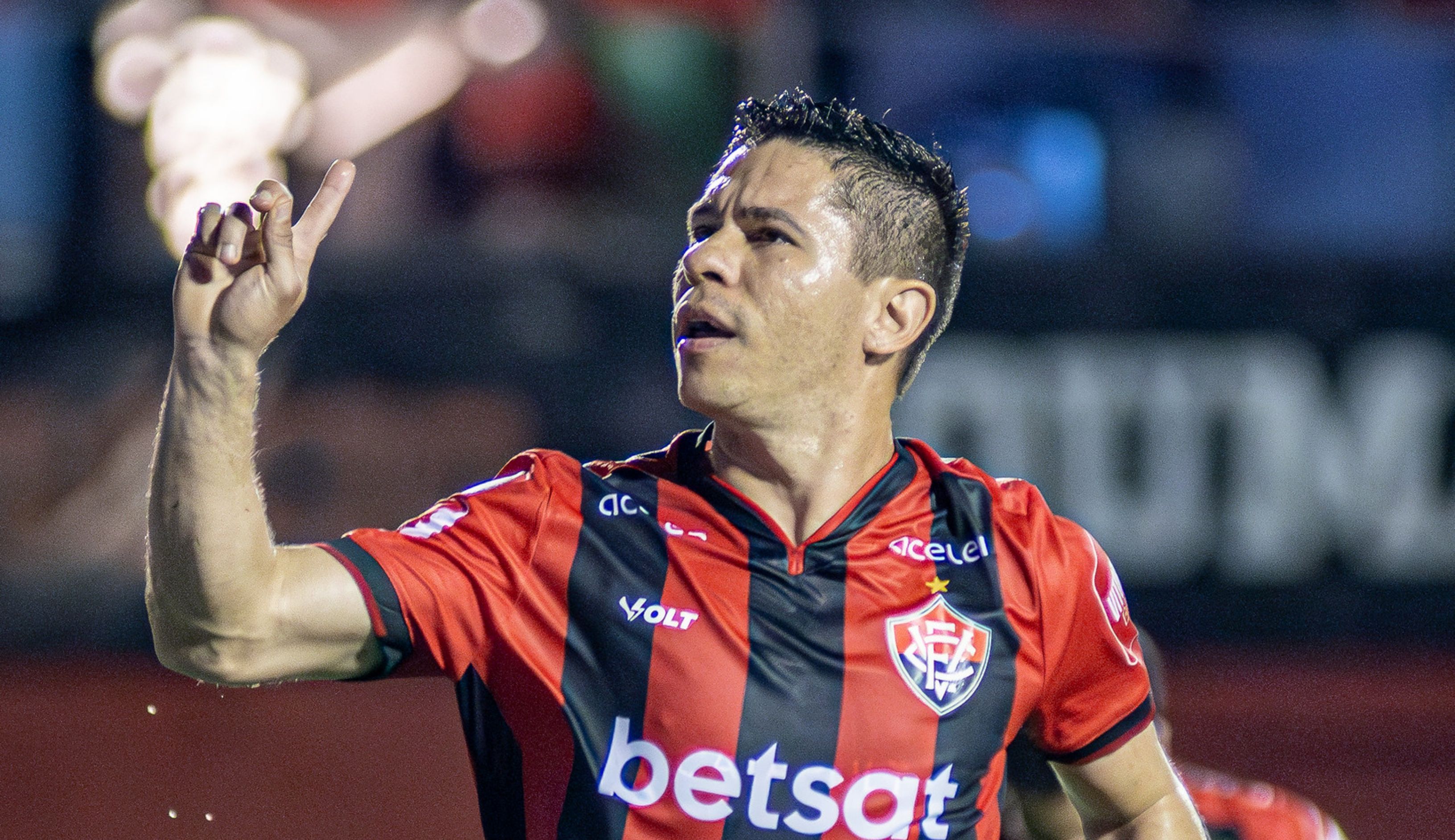 Vitória confirma renovação de contrato com atacante Osvaldo, que se declara