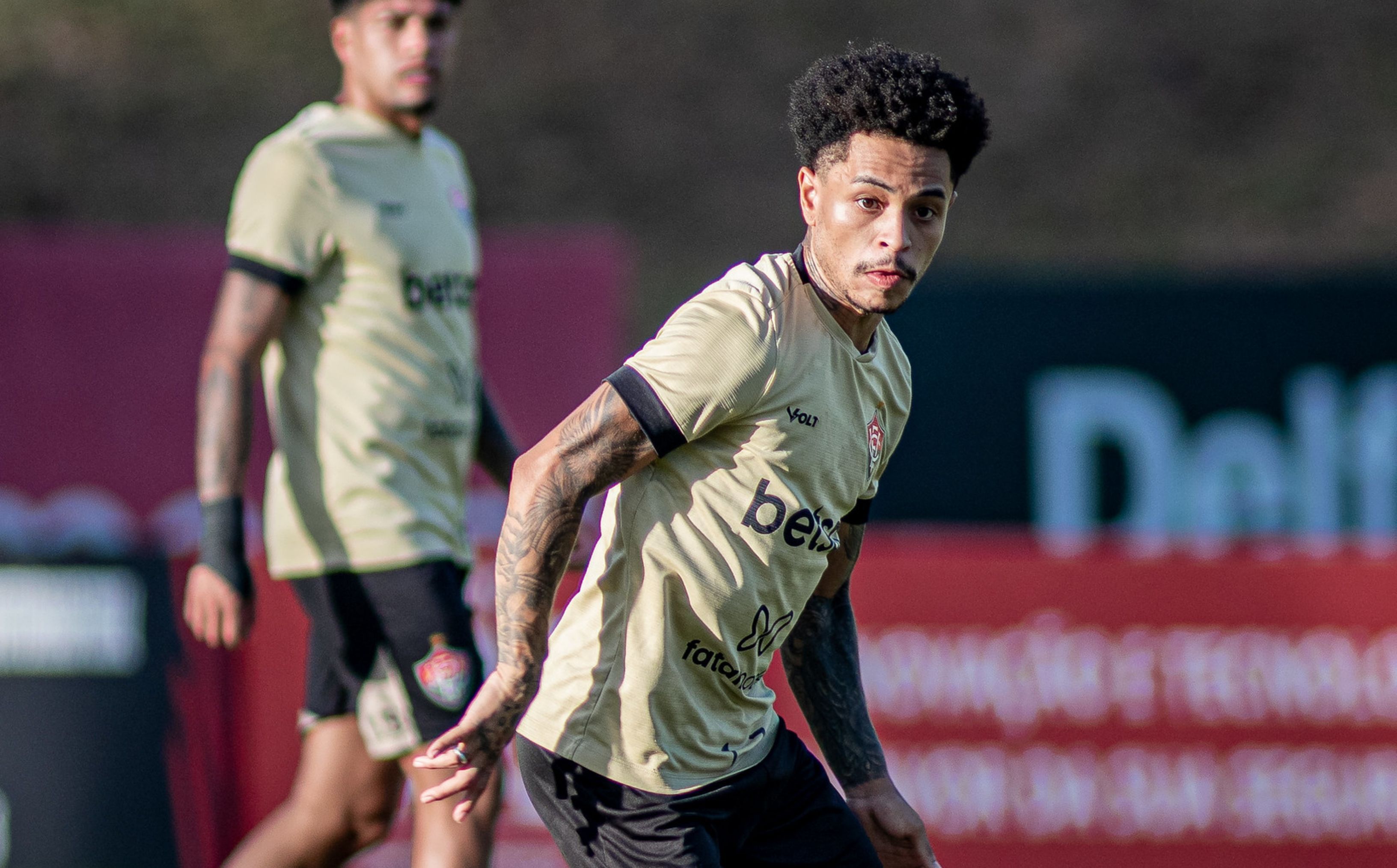 Vitória: Matheuzinho treina após trauma no joelho e deve enfrentar Fortaleza