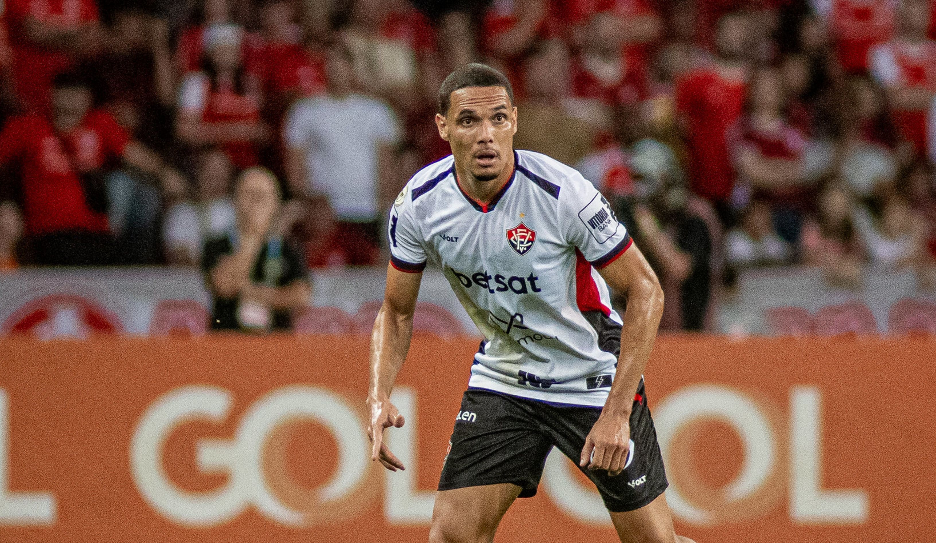 Zagueiro do Vitória revela o que pensa sobre Neris, ex-Cruzeiro
