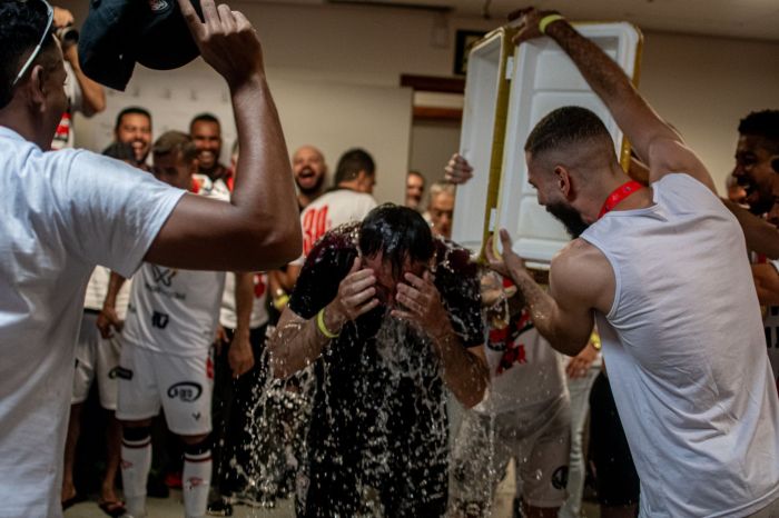 Jogadores do Vitória jogam balde de gelo em Condé após título baiano