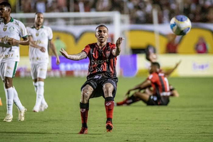 Lucas Esteves, do Vitória, lamenta bola perdida contra o Palmeiras