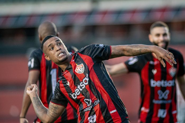 Alerrandro comemora gol pelo Vitória contra o Barcelona-BA