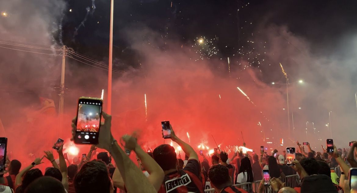 Vitória x Grêmio: torcida faz 'corredor em chamas' para ônibus do Leão; veja imagens