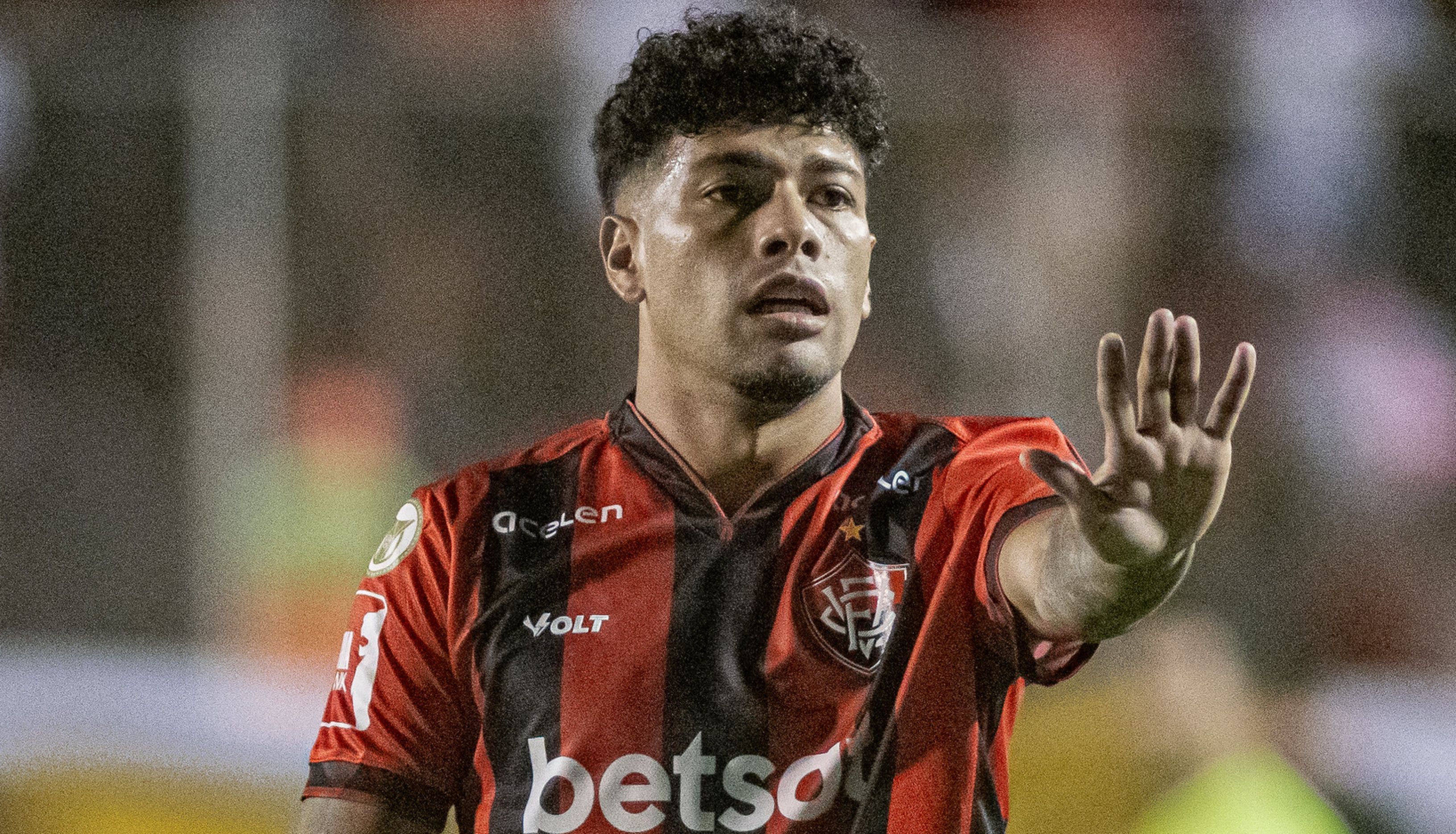 Maldição? Vitória ainda não venceu com o uniforme rubro-negro no Brasileiro