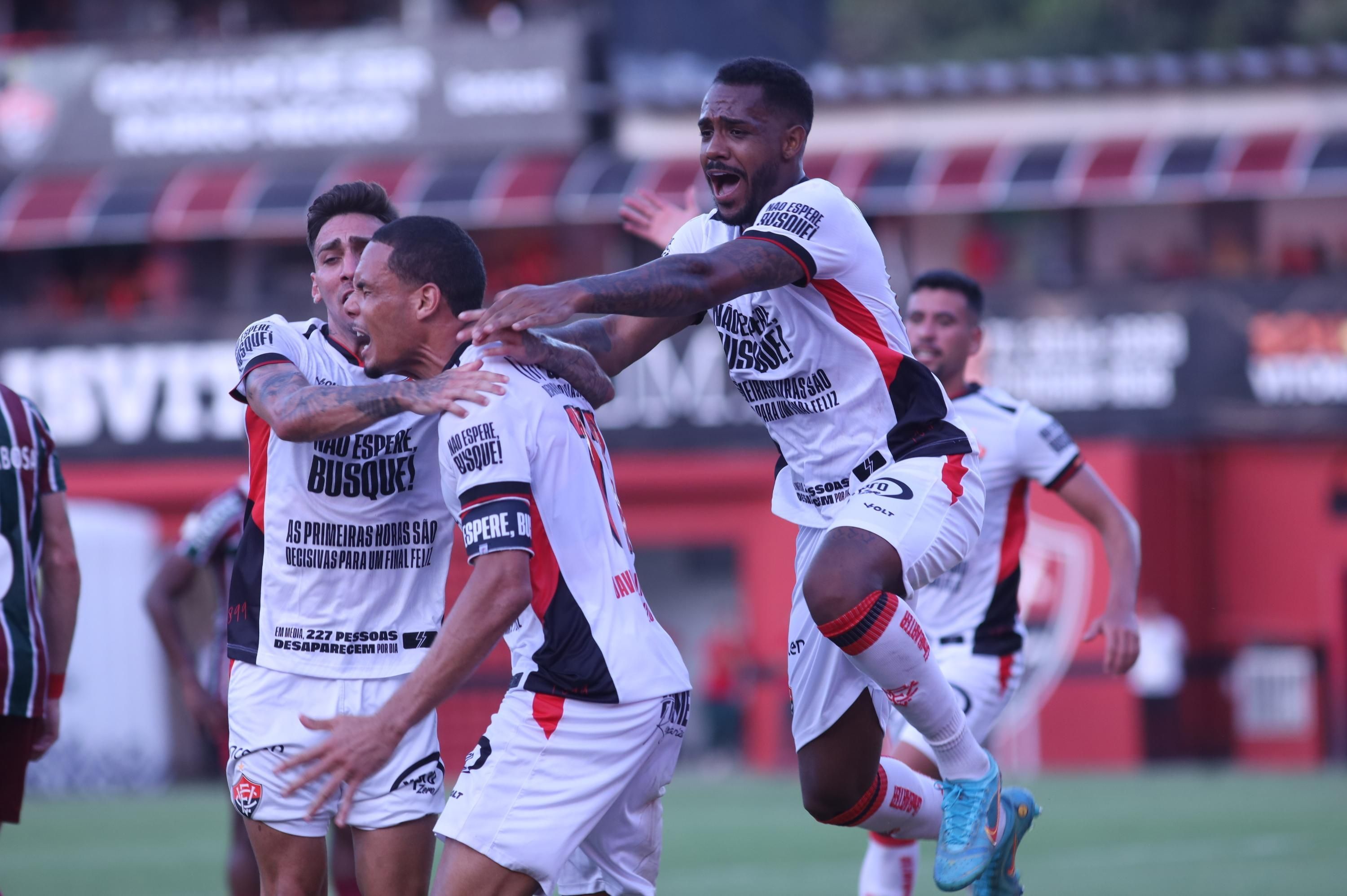 Ex-Cruzeiro, Neris marca gol pelo Vitória e quebra jejum de quatro anos
