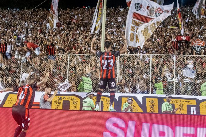 Protagonista do clássico, Mateus Gonçalves comemora com a torcida do Vitória após vitória sobre o Bahia na final do Campeonato Baiano
