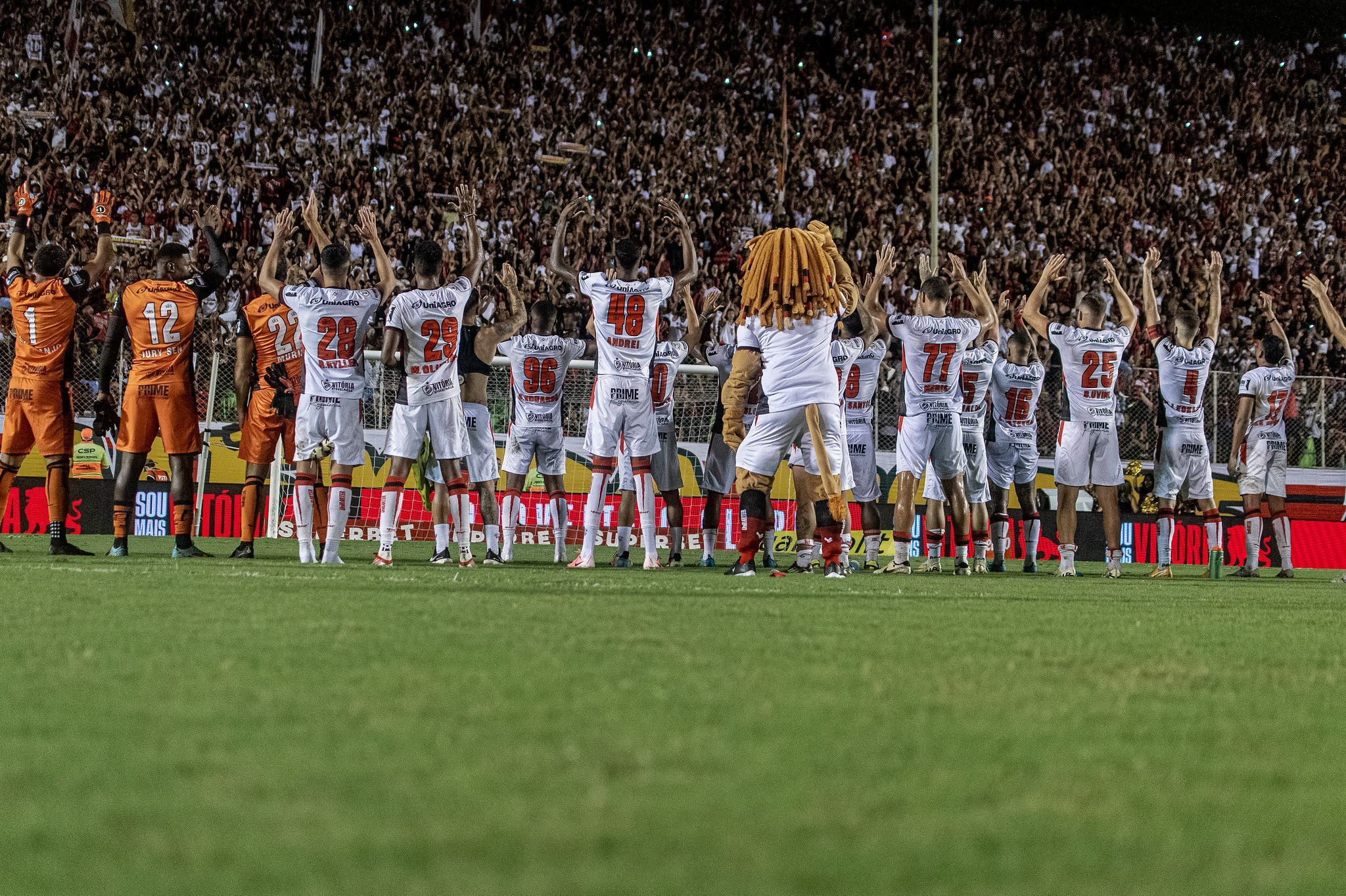 Risco de rebaixamento do Vitória diminui após derrota do Athletico-PR