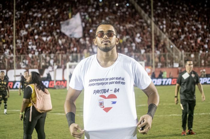 Lucas Arcanjo, goleiro do Vitória, celebra título da Série B do Brasileiro de 2023; a camisa diz: 
