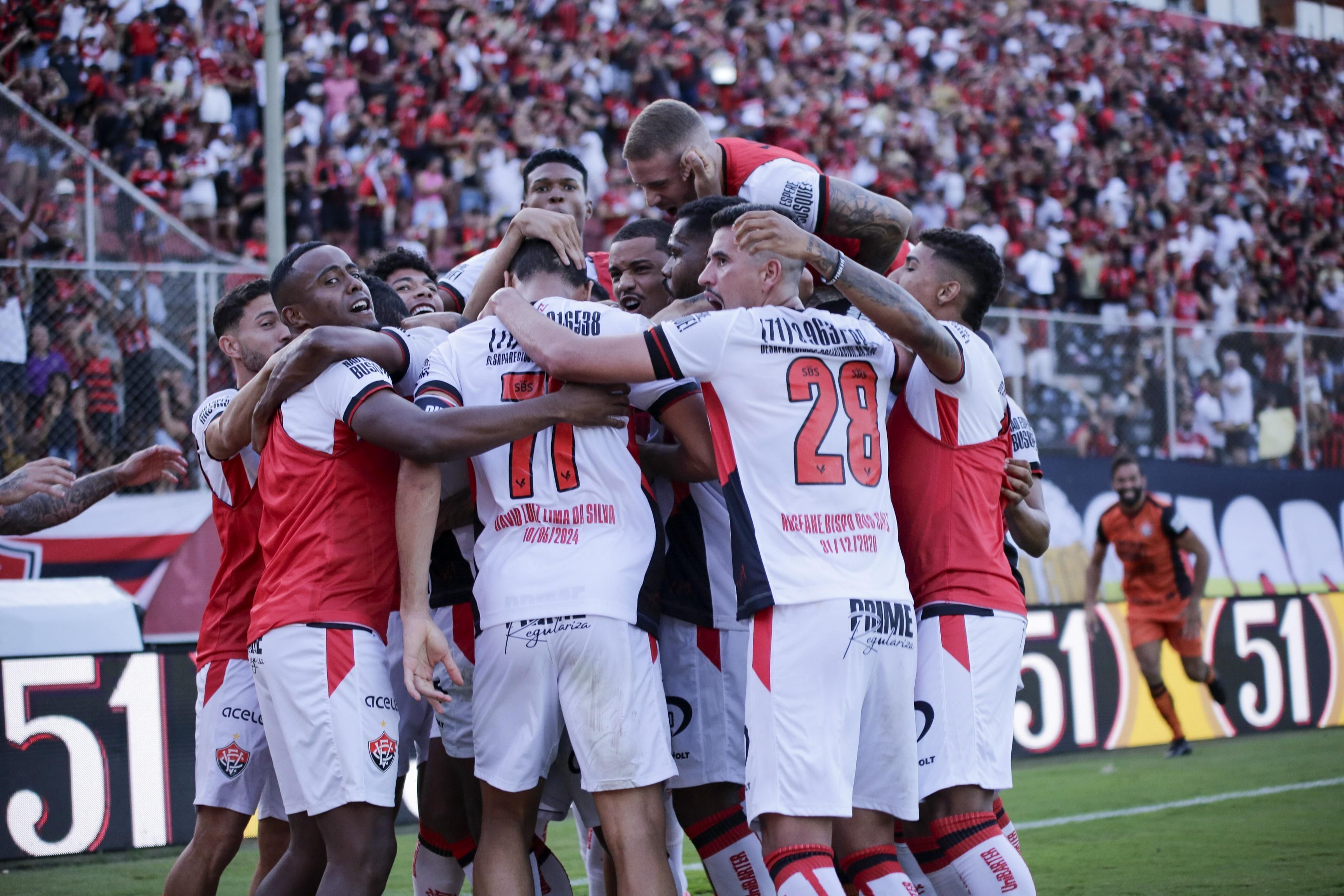 Vitória marca gol no fim, vence o Fluminense e se afasta do Z4 do Brasileiro