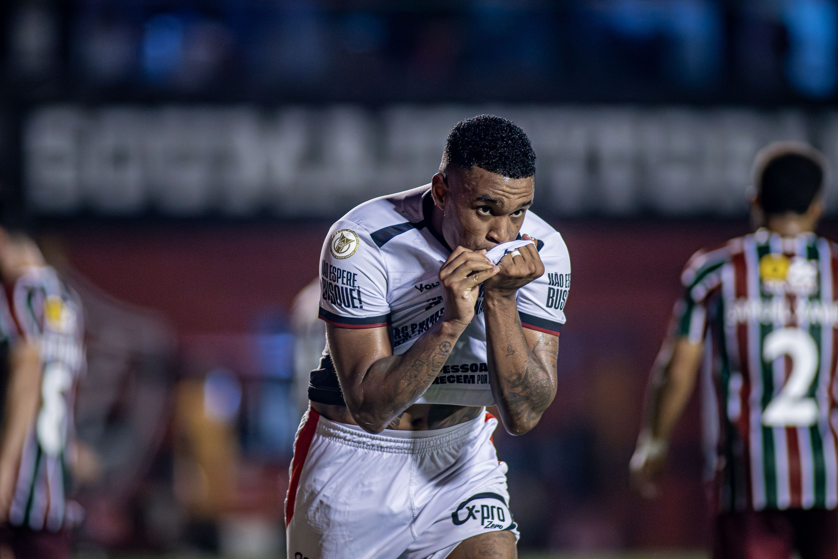 No Vitória, Alerrandro supera temporada goleadora que teve pelo Atlético