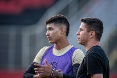 Osvaldo visita treino do Vitória após problema de saúde