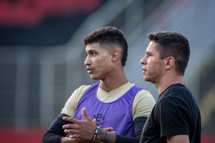 Osvaldo visita treino do Vitória após problema de saúde Osvaldo visita treino do Vitória após problema de saúde